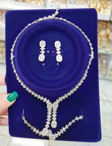 سرویس جواهری زنانه استیل نقرهای مدل پرنس چهار تکه با طراحی نگینهای هندسی و درخشان