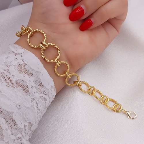 دستبند حلقهای زنانه طرح طلا برند شین با طراحی زنجیری و بافتهای ظریف مدل ۱