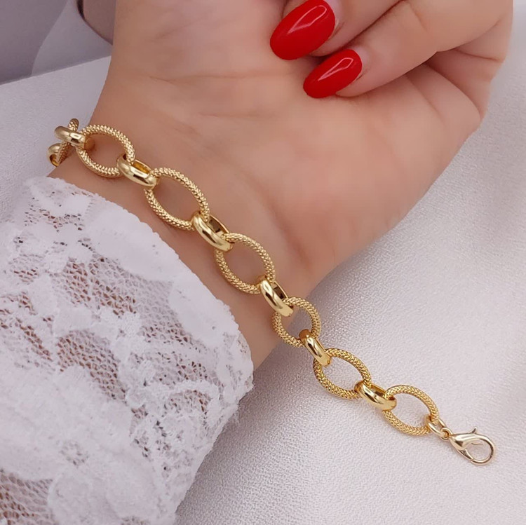 دستبند حلقهای زنانه طرح طلا برند شین با طراحی زنجیری و بافتهای ظریف مدل۵