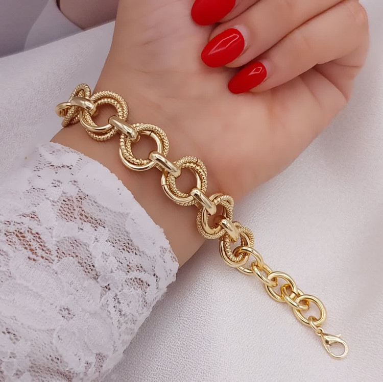 دستبند حلقهای زنانه طرح طلا برند شین با طراحی زنجیری و بافتهای ظریف مدل ۱