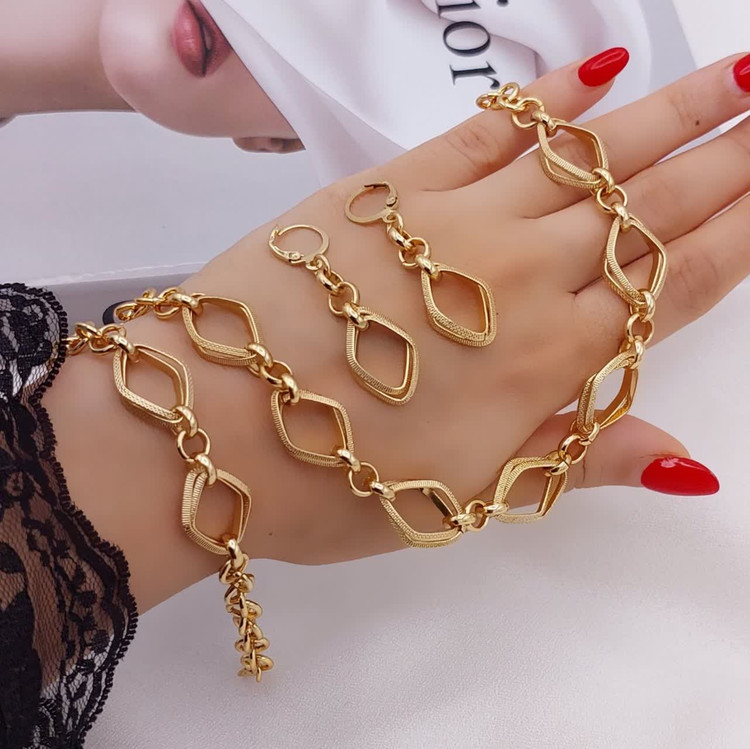 سرویس زنانه طرح طلا حلقهای برند شین مدل حلقههای ترکیبی با سطح بافتدار براق