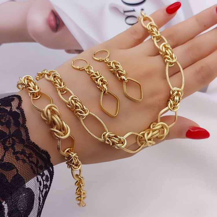 سرویس زنانه طرح طلا حلقهای برند شین مدل حلقههای گرهای و پیچخورده