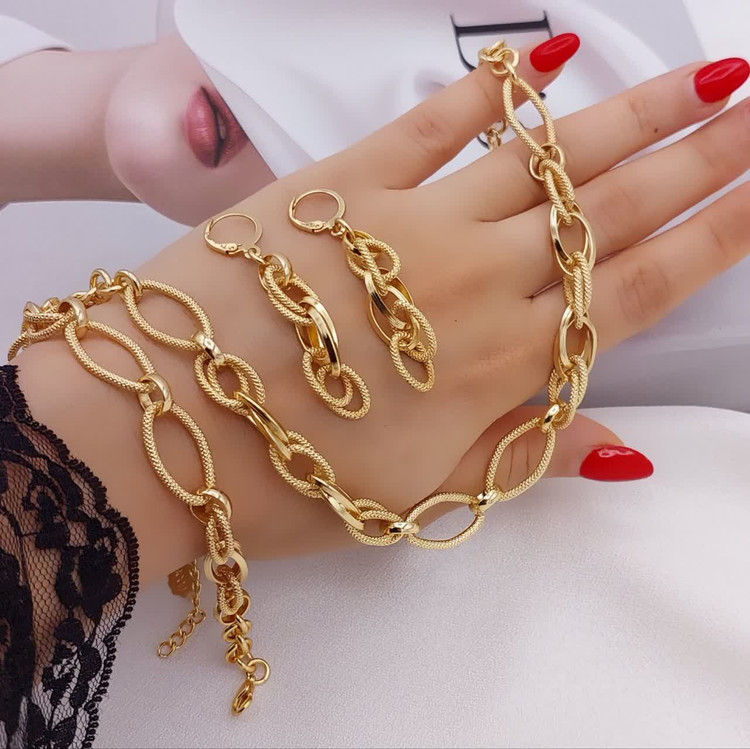 سرویس زنانه طرح طلا حلقهای برند شین مدل حلقههای کشیده بیضی با بافت ظریف