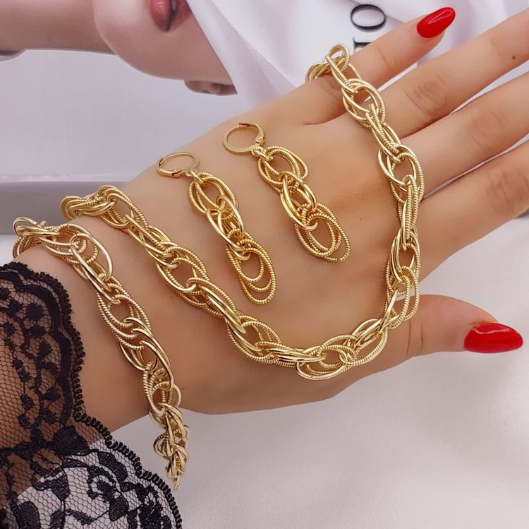 سرویس زنانه طرح طلا حلقهای برند شین مدل حلقههای گرهای و درهم