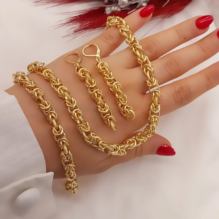 سرویس زنانه طرح طلا شین با طراحی زنجیری حلقهای درشت شامل گردنبند دستبند و گوشواره مناسب استایل خاص