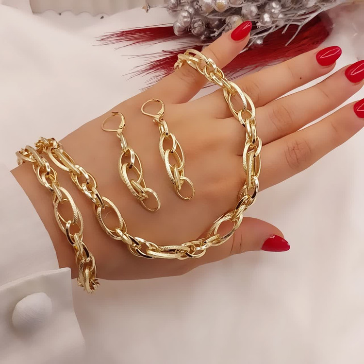 سرویس زنانه طرح طلا شین شامل گردنبند دستبند و گوشواره با زنجیر حلقهای بیضی مناسب استایل مجلسی