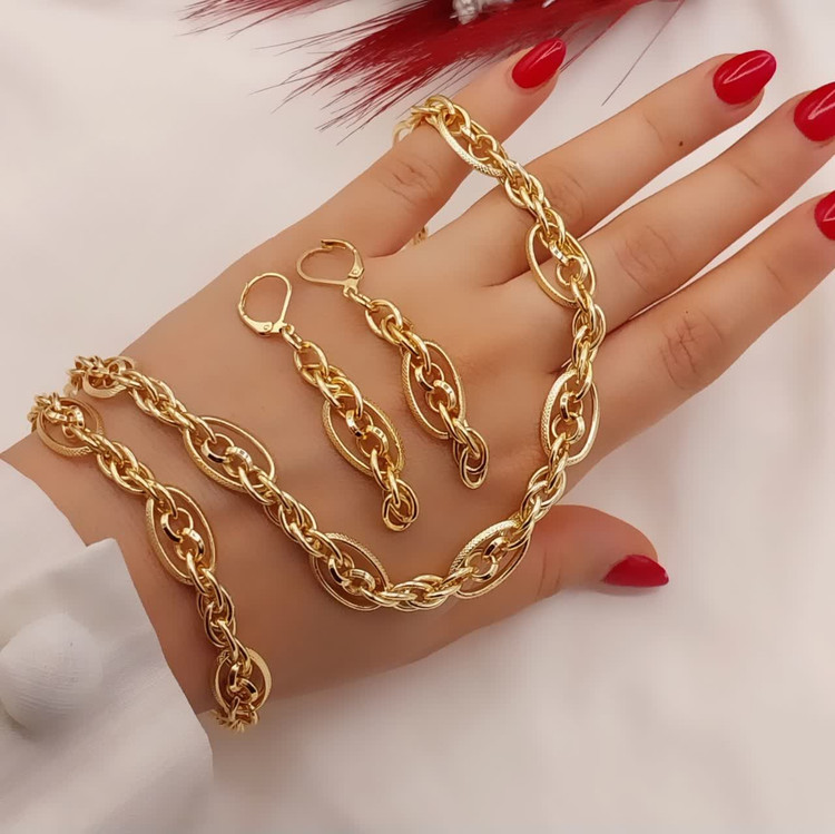 سرویس زنانه طرح طلا شین با زنجیر حلقهای براق شامل گردنبند دستبند و گوشواره مناسب استایل شیک روزمره