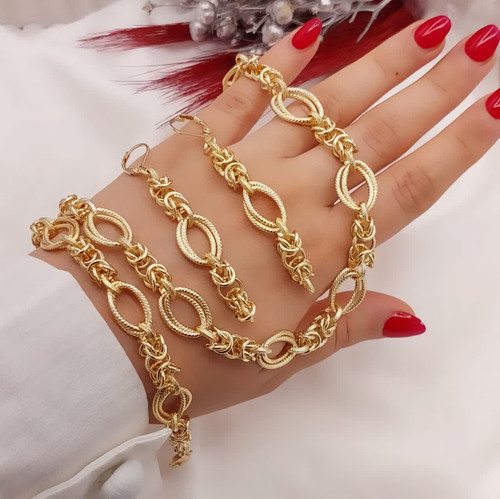 سرویس زنانه طرح طلا شین با حلقههای بیضی بافتدار شامل گردنبند دستبند و گوشواره مناسب استایل شیک