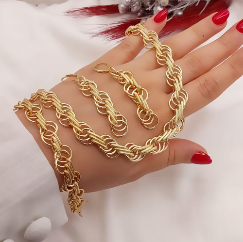 سرویس زنانه طرح طلا شین مدل حلقهای ترکیبی ریز و درشت شامل گردنبند دستبند و گوشواره مناسب استایل خاص