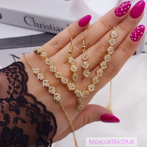 سرویس زنانه شین با الگوی دلهای لایهدار و نگینهای اتریشی ریز