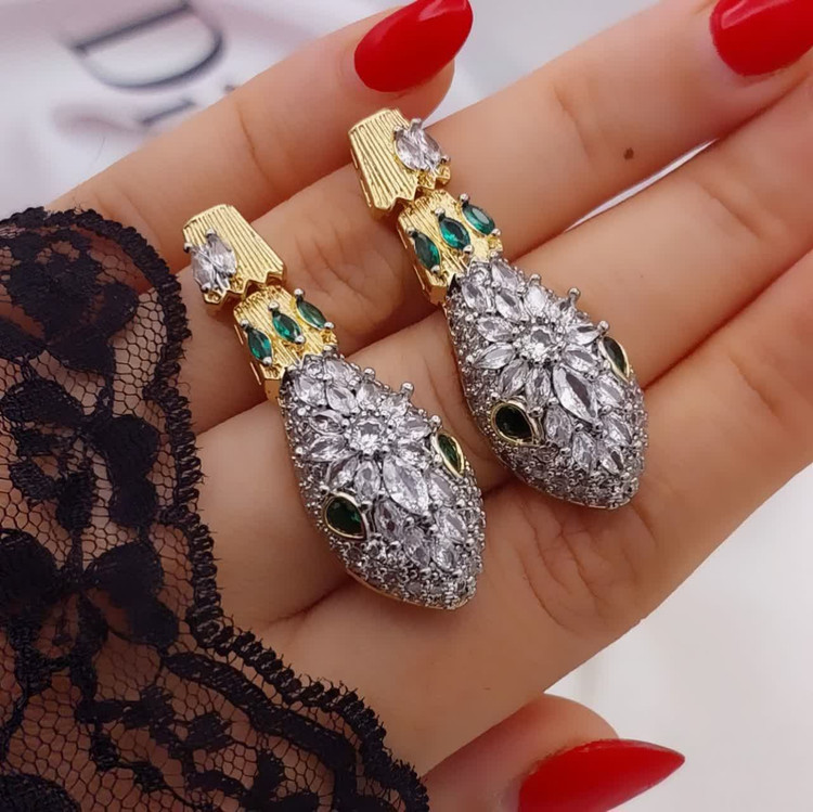 گوشواره جواهری برند پرنس با طراحی دو رنگ و نگینهای اتریشی درخشان