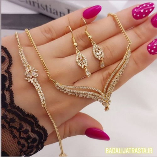 سرویس زنانه برند شین با آبکاری طلایی براق، نگینهای اتریشی و طراحی ظریف