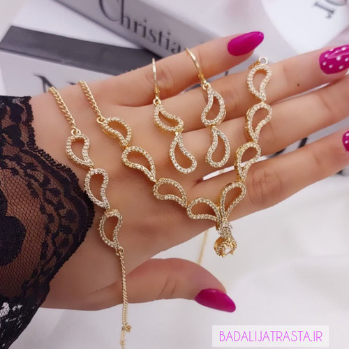 سرویس موجی برند شین با ترکیب خطوط پیوسته طلایی و نگینهای اتریشی ریز