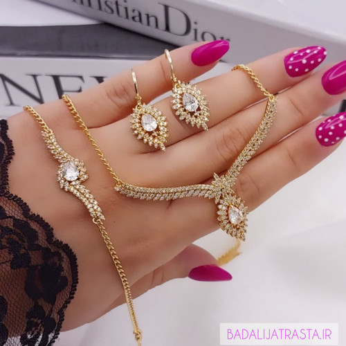 سرویس زنانه شین با مرکزیت نگین اشکی و هالهای از ریزنگینهای درخشان