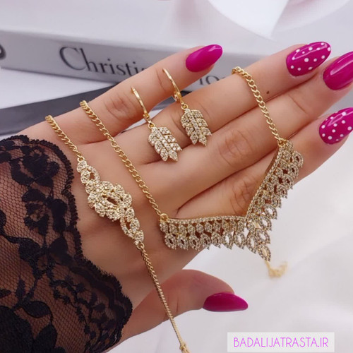 سرویس زنانه شین با طراحی برگلایهای و چیدمان ریزنگینهای اتریشی