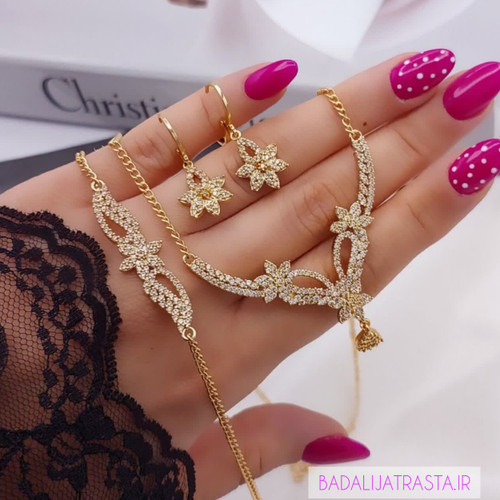 سرویس زنانه شین با ترکیب گلهای هشتپر و قوسهای نگینکاری درخشان