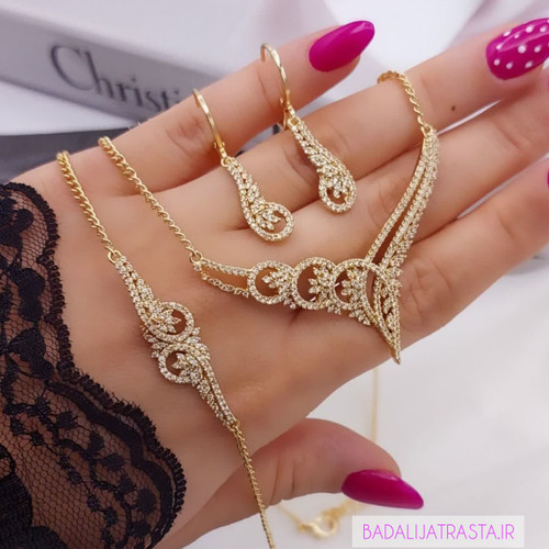 سرویس زنانه شین با ترکیب حلقههای نگینکاری و فرم اشکی کشیده