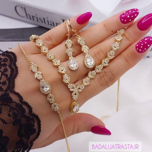 سرویس زنانه شین با ردیف منظم نگینهای درخشان و آویز اشکی مرکزی