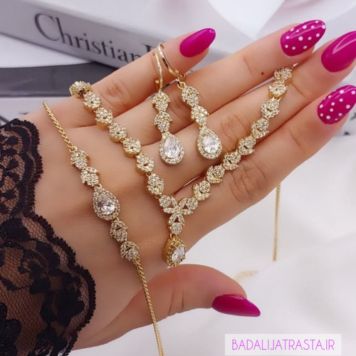 سرویس جواهری زنانه برند شین با طراحی شاخهای از نگینهای درخشان