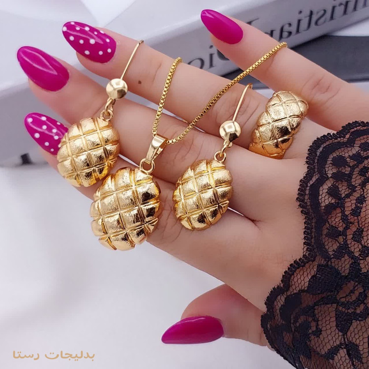 نیمست انگشتردار زنانه برند H_M با طراحی بیضی و بافتبرجسته ظاهری خاص