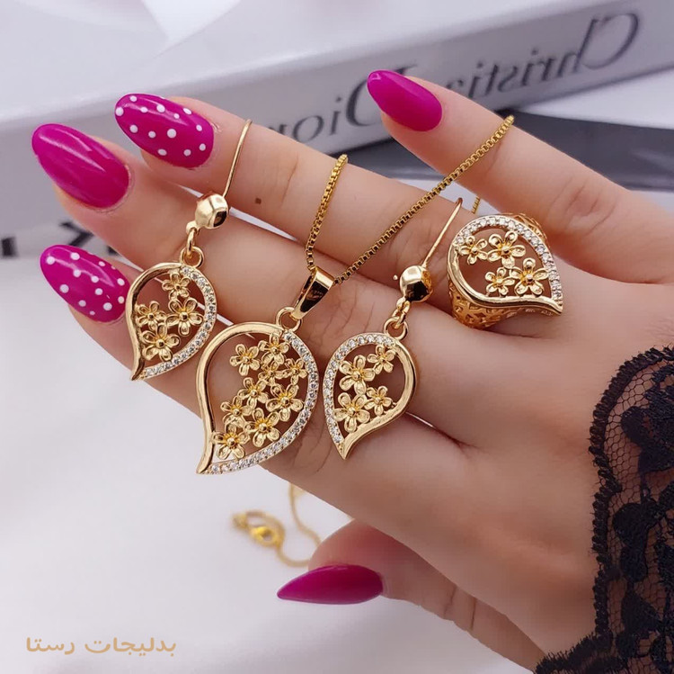 نیمست انگشتردار زنانه برند H_M با طرح اشکی و ترکیب گلهای ریز در فضای داخلی