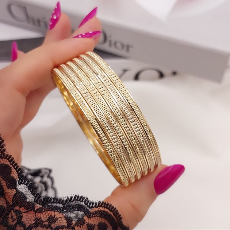 ظرافت تراشهای لبهای در کنار سطح صیقلیِ آینهایِ النگوی طلای روس