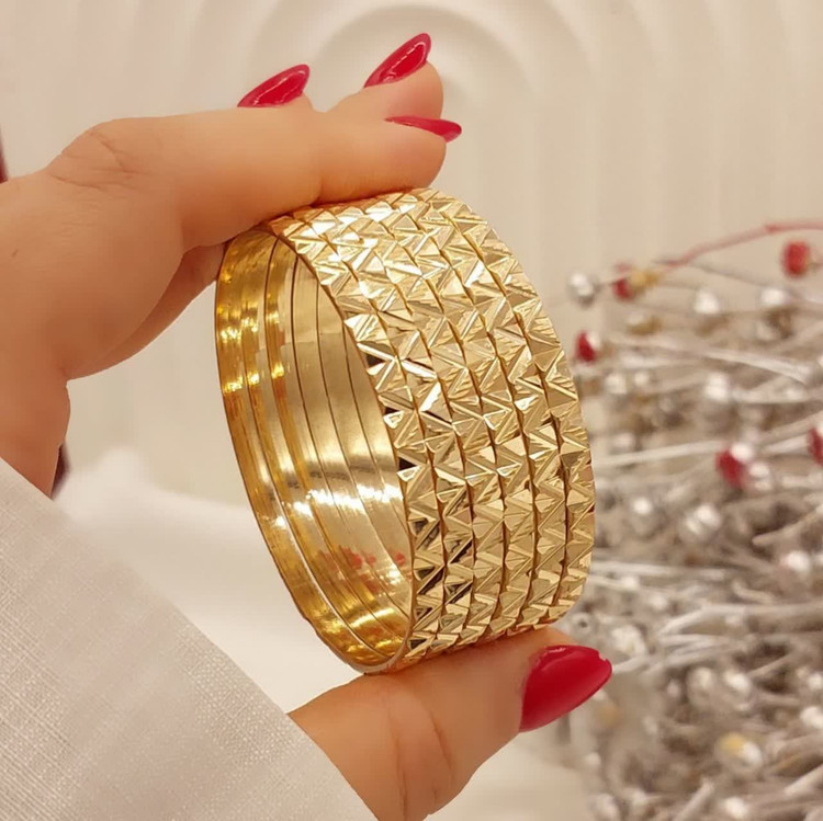 النگو زنانه طلای روس مدل تراشمثلثی با بافت هندسی