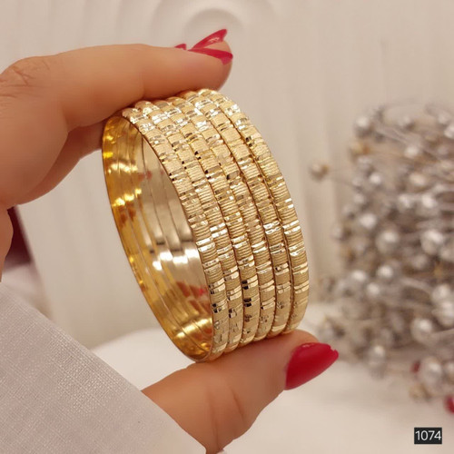پک 6 تایی النگوی طرح طلای زنانه اصل طلاروس با طراحی بافت هندسی براق، سطح درخشان و ظاهر لوکس؛ مناسب استفاده روزمره و مجلسی