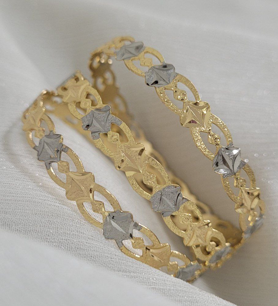 النگو فنری دورنگ زنانه طرح طلا با ترکیب رنگ طلایی و سفید و درخشش خیره‌کننده