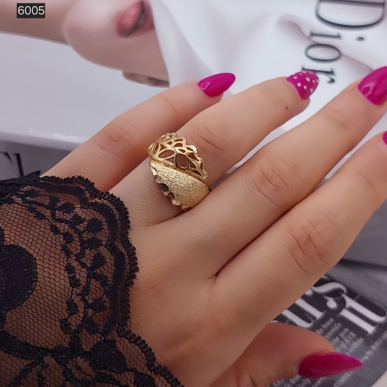 انگشتر طلاروس زنانه مدل گونش کد ۶۰۸۵ با طراحی شیک و جذاب روی دست