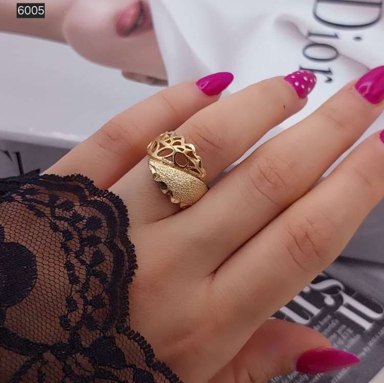 انگشتر طلاروس زنانه مدل گونش کد ۶۰۸۵ با طراحی شیک و جذاب روی دست