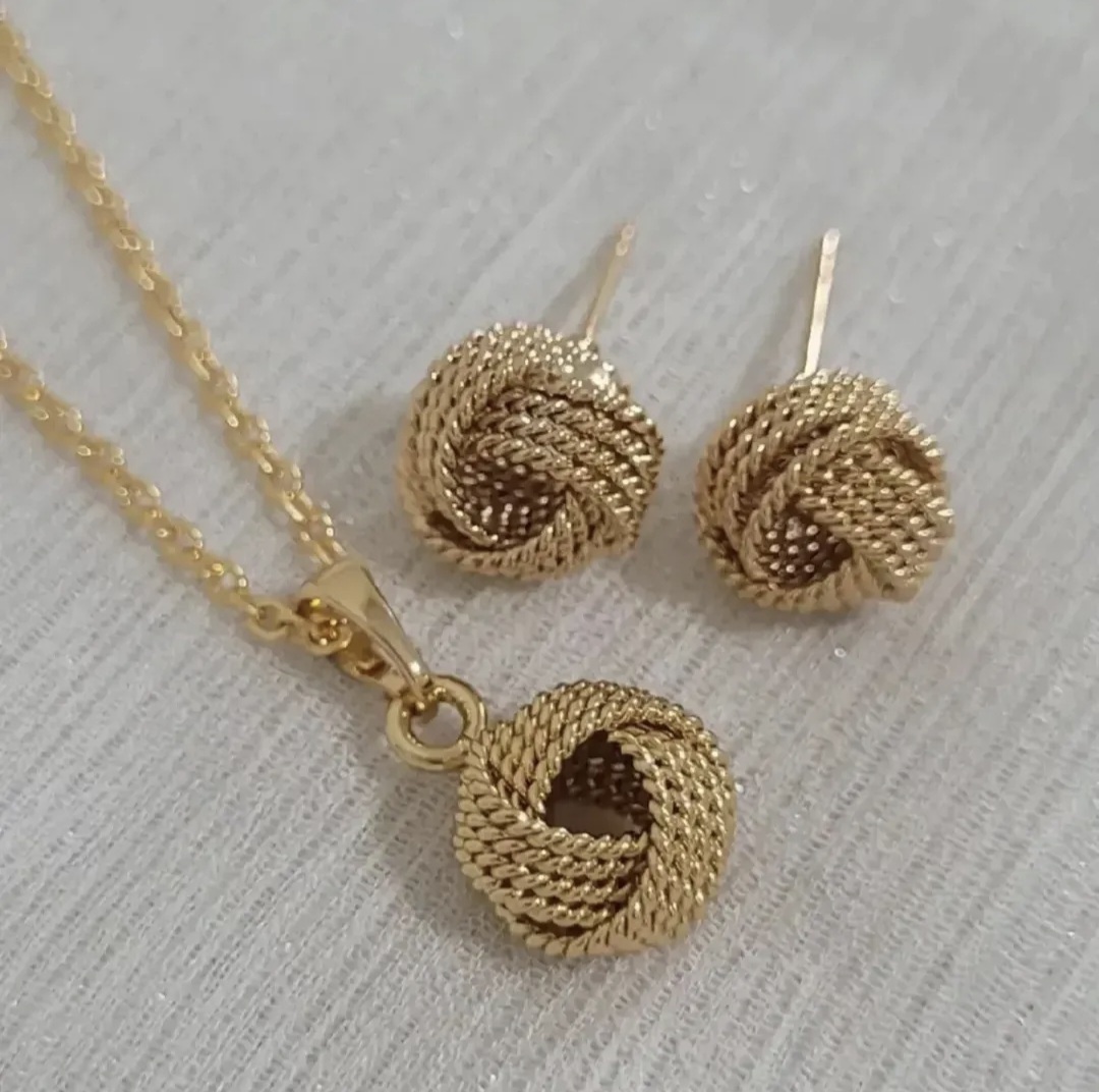 نیم ست زنانه طرح گره ژوپینگ با آبکاری طلای ۱۸ عیار و درخشش فوق‌العاده