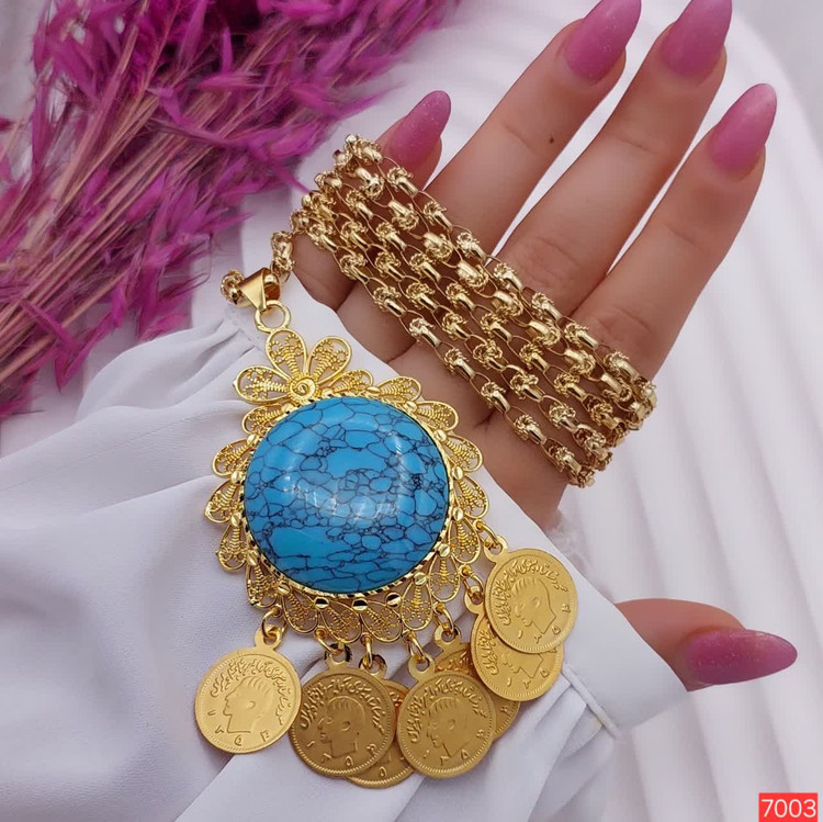 1. گردنبند بلند زنانه طرح طلا مدل گرد کد 7002، با نگین عقیق و فیروزه زیبا 2. نمای نزدیک گردنبند مدل گرپ 7002، طراحی خلاقانه با زنجیر یزدی و برند May dear 3. گردنبند طرح طلا کد 7002 مدل گرد، رنگ ثابت و ضد حساسیت، کپی طرح طلافروشی