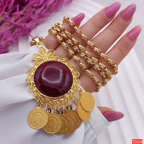 1. گردنبند بلند زنانه طرح طلا مدل گرد کد 7002، با نگین عقیق و فیروزه زیبا 2. نمای نزدیک گردنبند مدل گرپ 7002، طراحی خلاقانه با زنجیر یزدی و برند May dear 3. گردنبند طرح طلا کد 7002 مدل گرد، رنگ ثابت و ضد حساسیت، کپی طرح طلافروشی