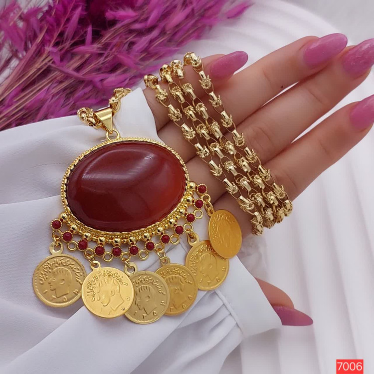 1. گردنبند بلند زنانه مدل بیضی کد 7002 با نگین عقیق و فیروزه، برند May dear 2. نمای نزدیک گردنبند طرح طلا مدل بیضی 7002، پلاک و زنجیر برنجی باکیفیت 3. خرید گردنبند بلند کد 7002 مدل بیضی با زنجیر یک متری یزدی یا بیروتی
