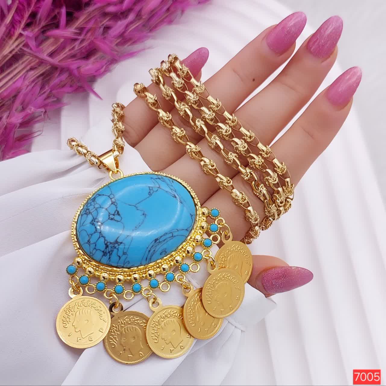 1. گردنبند بلند زنانه مدل بیضی کد 7002 با نگین عقیق و فیروزه، برند May dear 2. نمای نزدیک گردنبند طرح طلا مدل بیضی 7002، پلاک و زنجیر برنجی باکیفیت 3. خرید گردنبند بلند کد 7002 مدل بیضی با زنجیر یک متری یزدی یا بیروتی