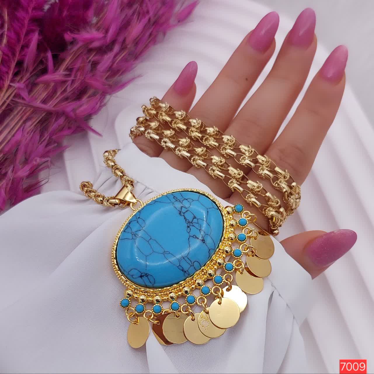 1. گردنبند بلند طرح طلا مدل نسیم کد 7003 با نگین‌های رنگی عقیق و فیروزه 2. نمای نزدیک گردنبند زنانه مدل نسیم برند May dear با طراحی ظریف و رنگ ثابت 3. خرید گردنبند مجلسی بلند مدل نسیم کد 7003 با زنجیر یزدی، طراحی طرح طلا