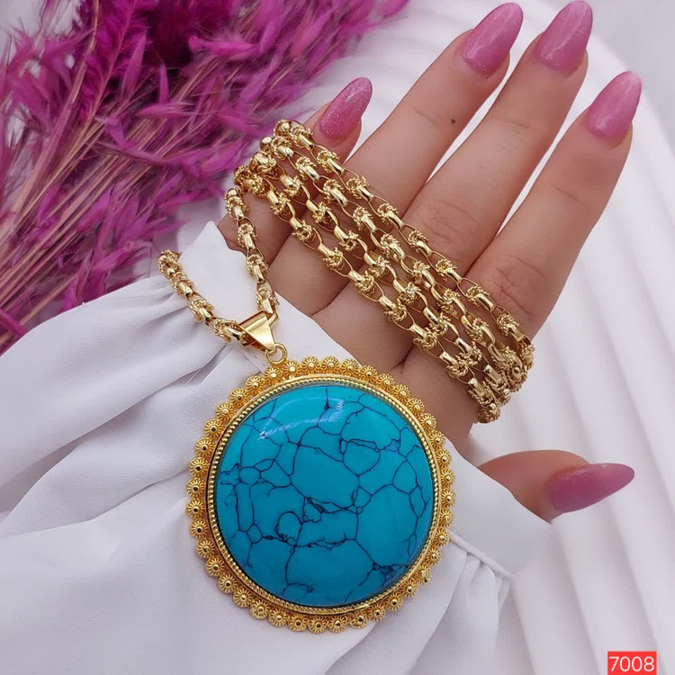 1. گردنبند بلند طرح طلا مدل نسا کد 7004 با سنگ فیروزه و زنجیر یک متری 2. نمای نزدیک گردنبند زنانه مدل نسا 7004 برند May dear با طراحی خلاقانه 3. گردنبند بلند مدل نسا با پلاک برنجی، رنگ ثابت و بدون حساسیت