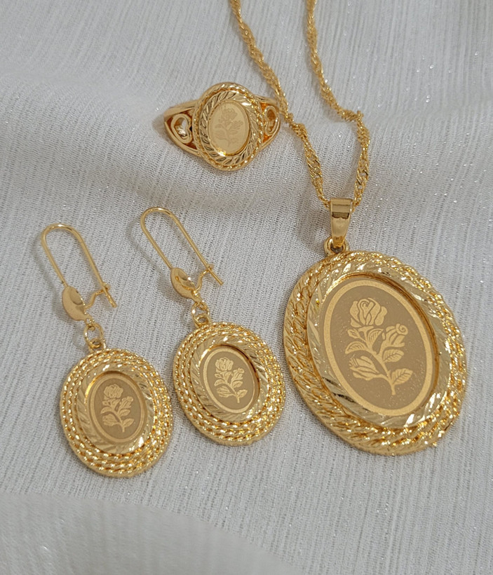 1. سرویس گل طرح طلا مدل پارلا با انگشتر فری سایز 2. خرید ست گردنبند و گوشواره گل طرح طلا پارلا 3. سرویس زنانه طرح گل مدل پارلا با کیفیت بالا