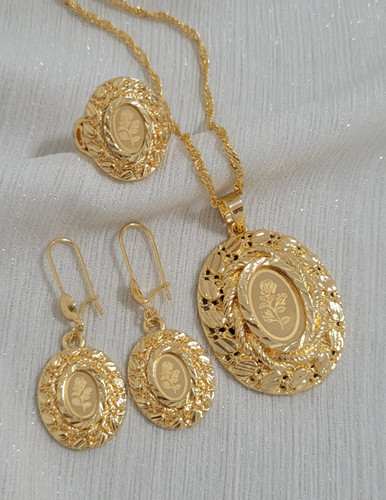 1. سرویس گل طرح طلا مدل پارلا با انگشتر فری سایز 2. خرید ست گردنبند و گوشواره گل طرح طلا پارلا 3. سرویس زنانه طرح گل مدل پارلا با کیفیت بالا