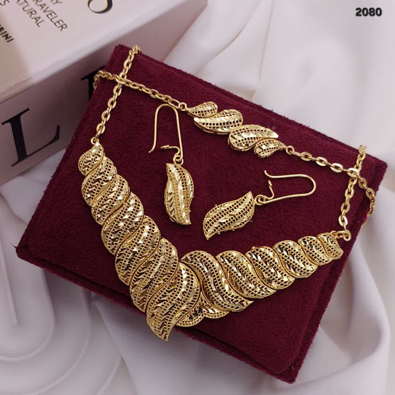 1. سرویس طرح طلا خامه‌ای با آبکاری قوی و جنس برنج، رنگ ثابت و بدون حساسیت 2. نمای نزدیک سرویس طرح طلا خامه‌ای، با تأکید بر شیک بودن و تفاوت طراحی 3. خرید سرویس طرح طلا خامه‌ای؛ رنگ ثابت، بدون حساسیت، آبکاری قوی، جنس برنج