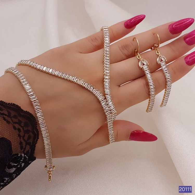 نمای نزدیک سرویس جواهری دور طلایی شین، طراحی جدید، رنگ ثابت، ضد حساسیت، مناسب مجالس لوکس زنانه