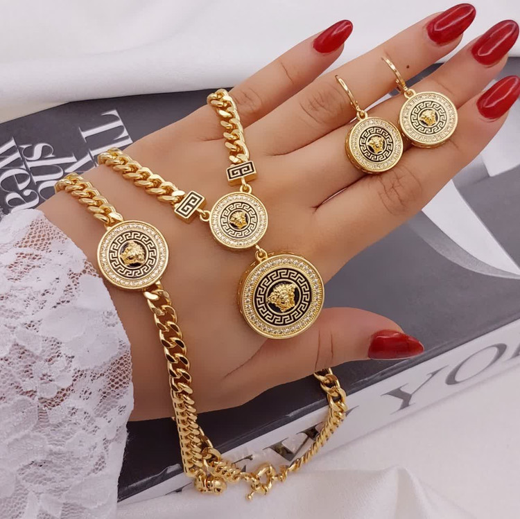 نمای نزدیک سرویس ورساچه کارتیر مدل طوبی بسیار درخشان و مشابه طلای ۱۸ عیار