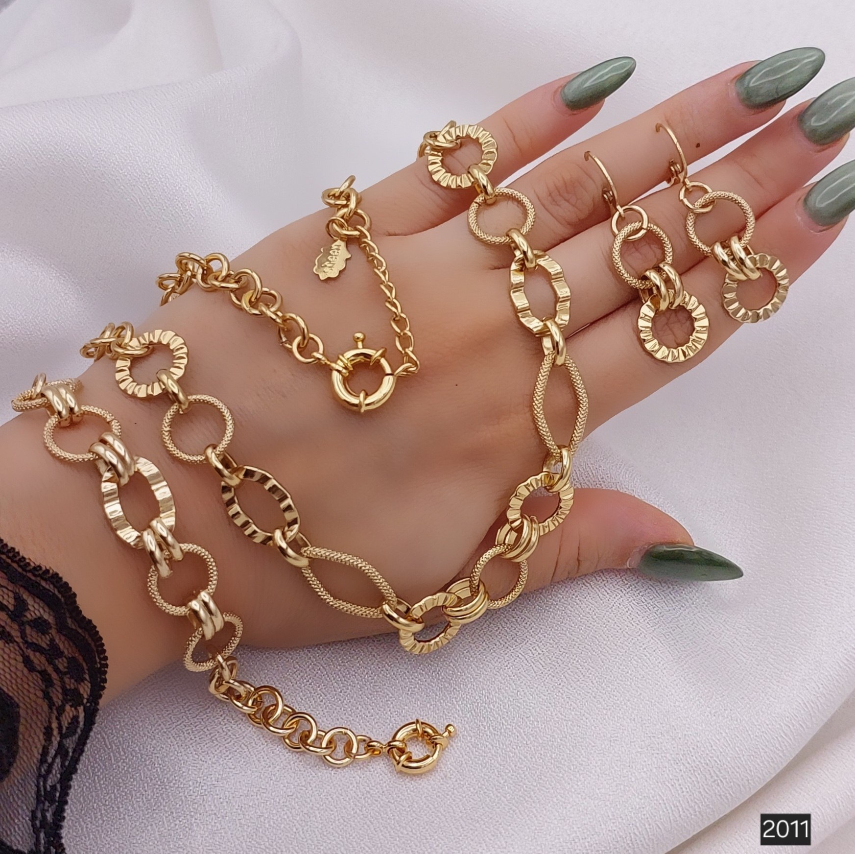 نمایی از درخشش دلنشین سرویس حلقه‌ای بافت هیوا کد ۱۲۲۹ شین با طرح تراش