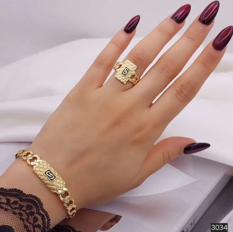 طراحی شیک و لوکس ست ورساچ کارتیه ۳۰۳۴ با رنگ ثابت و ظاهر کاملا مشابه طلا