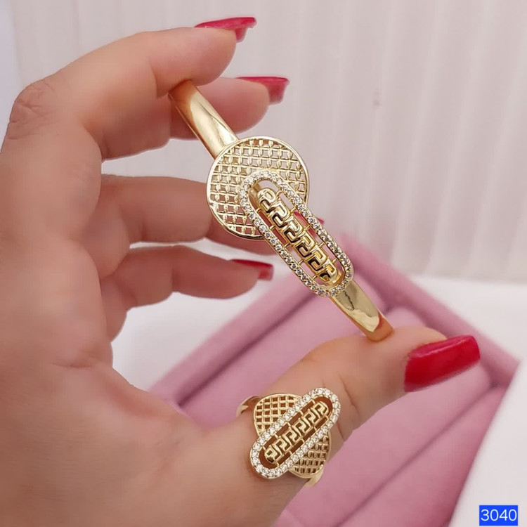 نمایی از بافت حصیری ظریف و طراحی شیک ست ورساچ کد ۳۰۴۰ با انگشتر قابل تنظیم