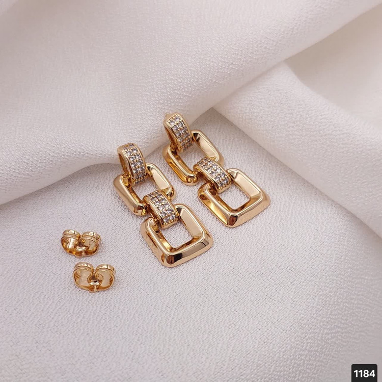 نمای نزدیک گوشواره ژوپینگ مدل پورتوفینو با رنگ ثابت و جلوه طلایی خاص