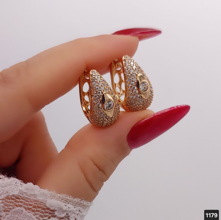 نمای نزدیک گوشواره فول نگین ژوپینگ با آبکاری طلا، رنگ ثابت و طراحی مجلسی