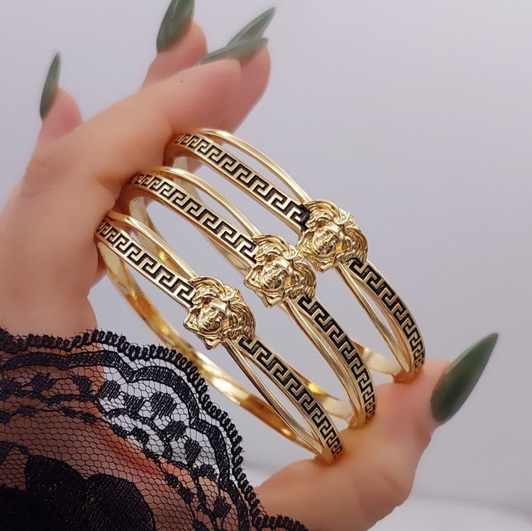 دستبند زنانه طرح ورساچه با طراحی لوکس و آبکاری طلا