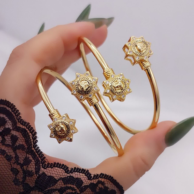 دستبند زنانه طرح ورساچه با طراحی لوکس و آبکاری طلا